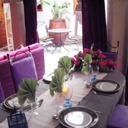 Salle du petit-déjeuner située dans le restaurant Riad Dubai Fotos
