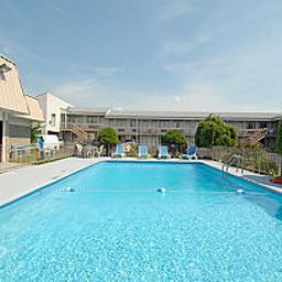 Piscina Niagara Lodge & Suites Fotos