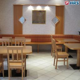 Salle du petit-déjeuner située dans le restaurant Pension Fünfhaus Fotos