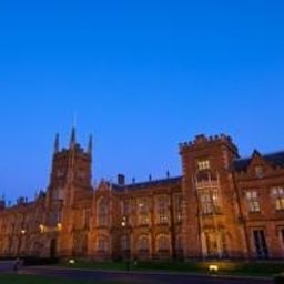 Фасад Queens University Elms Village Fotos