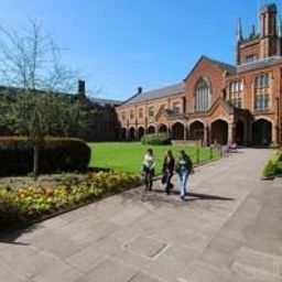 Фасад Queens University Elms Village Fotos