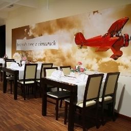 Sala de desayuno en el restaurante Aviator Medical Wellness Fotos