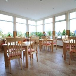 Salle du petit-déjeuner située dans le restaurant Burghof Fotos