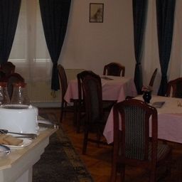Salle du petit-déjeuner située dans le restaurant Grinka M Hotel Fotos